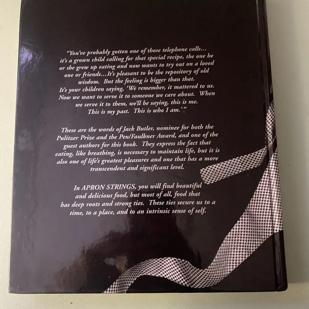 Apron Strings: Ties to the Southern Tradition of Cooking, , 9780960672431